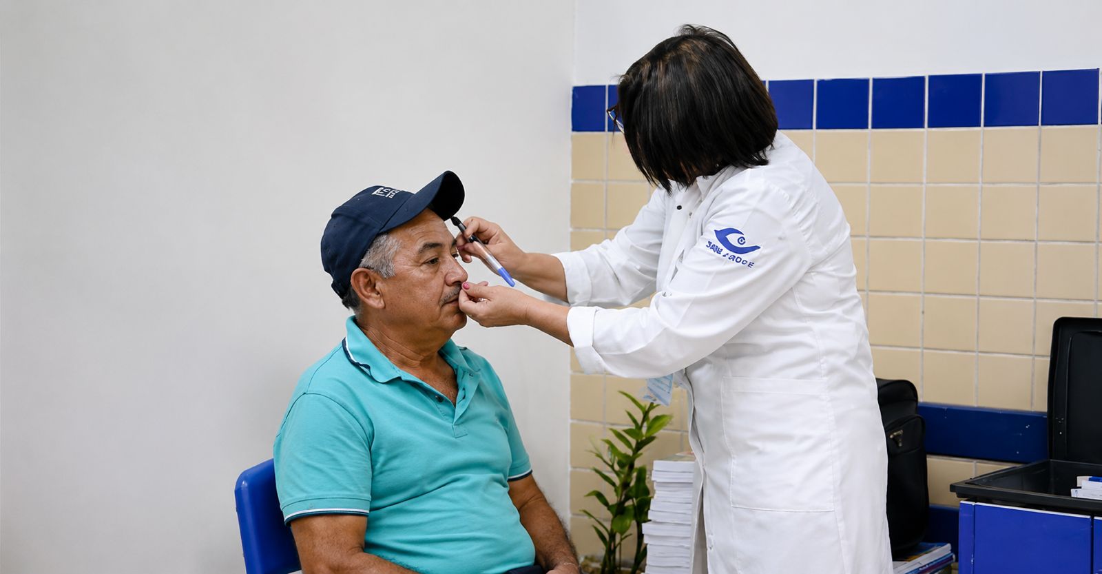 Quase 300 pessoas recebem atendimento em mutirão de catarata articulado por Joaquim Lira em Vitória.