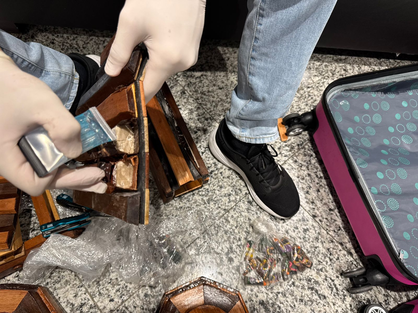 PF PRENDE PASSAGEIRA NO AEROPORTO COM 6,8KG DE COCAÍNA