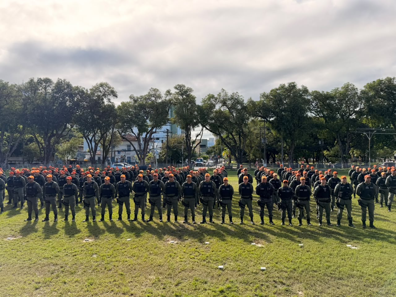 A Polícia Militar de Pernambuco realizou, na manhã desta sexta-feira (29), no campo do Quartel do Comando Geral, no Derby, o lançamento do efetivo que reforçará o policiamento do 4º BPM